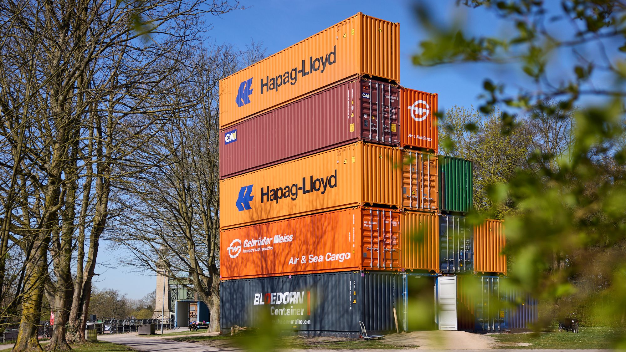 Gebäude aus farbigen Containern, die wie eine Treppe aufeinandergestapelt sind.