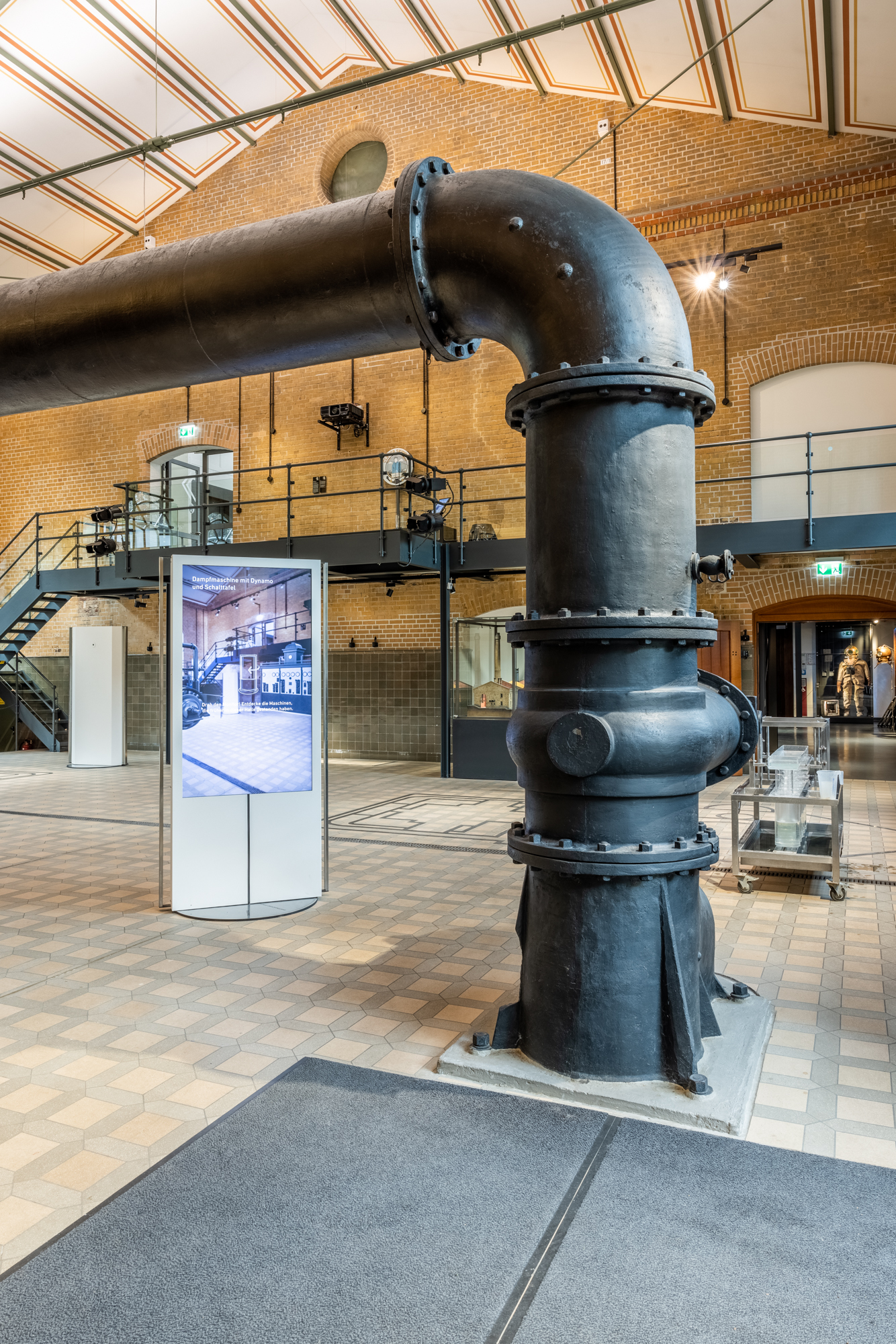 Blick in das historische Maschinenhaus, in dem eine digitale Tafel steht Blick in das historische Maschinenhaus, in dem eine digitale Tafel steht