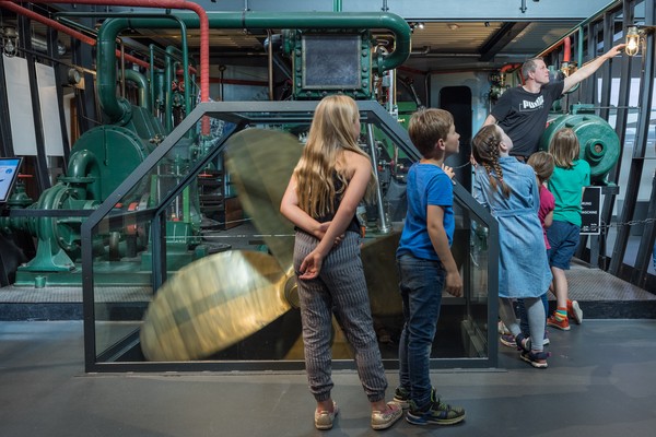 Kindergruppe bei einer Führung im Museum