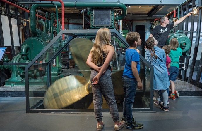 Kinder stehen in der Dauerausstellung