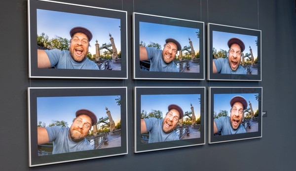 Blick in die Ausstellung. Eine Bilderreihe mit Sebastian Niehoff mit unterschiedlicher Mimik auf jeder Fotografie.