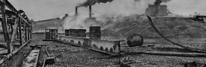 Schwarz-Weiß Fotografie: Industriekulisse mit rauchenden Schornsteinen