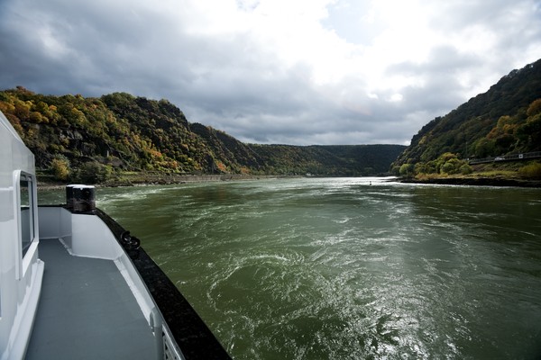 Blick von Bord eines Schiffes auf den Rhein.