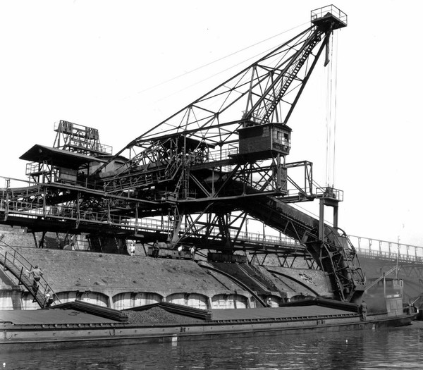 Fotografie der Kohleverladung in Duisburg-Ruhrort den 1960er Jahren von Ludwig Windstoßer.
