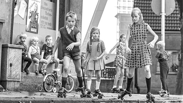 Spielende Kinder vor Zechenturm
