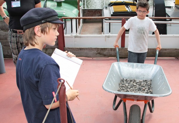 Zwei Jungen arbeiten an Deck der MS Christian.