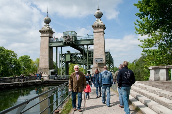 Besucherinnen und Besucher vor dem Schiffshebewerk Henrichenburg.