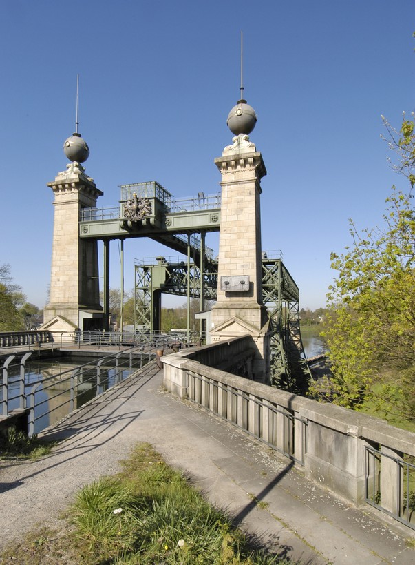 Blick auf die Oberhaupttürme des Schiffshebewerks vor blauem Himmel. Blick auf die Oberhaupttürme des Schiffshebewerks vor blauem Himmel.