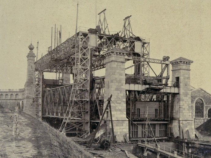 Historisches Schwarz-Weiß-Foto vom Bau des Schiffshebewerks mit Gerüsten.