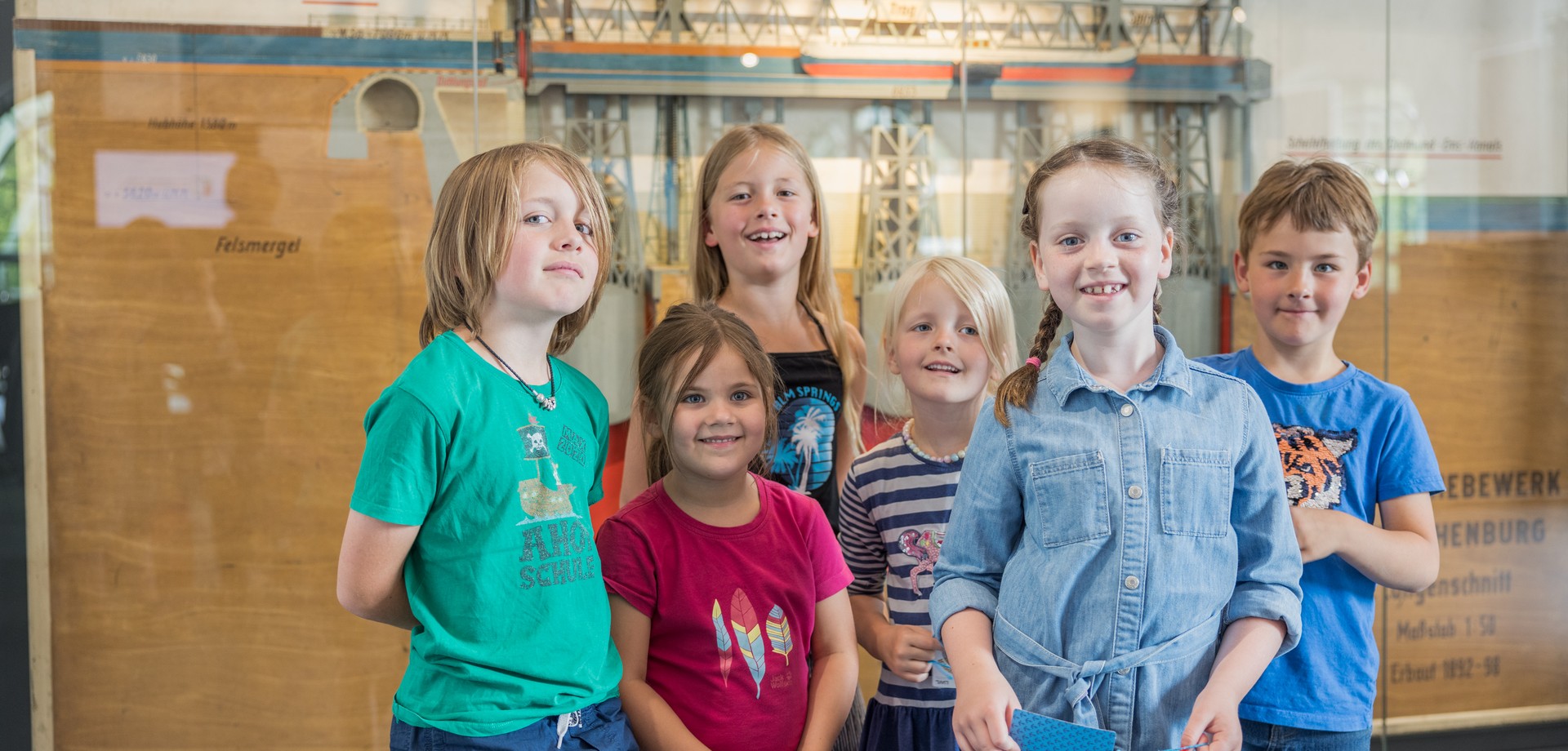 Kinder vor einem Modell des Schiffshebewerks