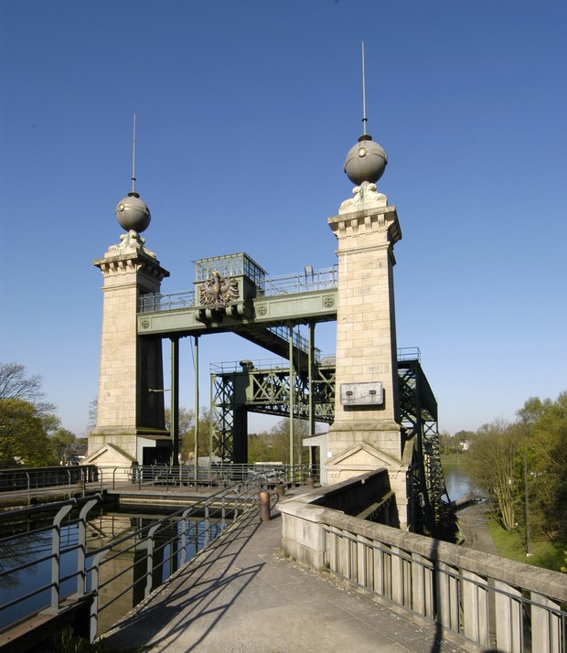 Blick auf die Oberhaupttürme des Schiffshebewerks vor blauem Himmel.