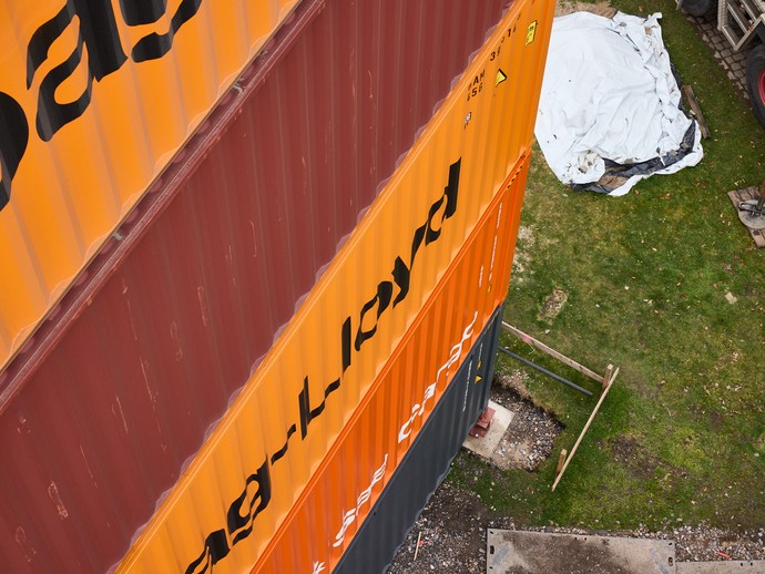 Blick vom Containerbau herab auf den Boden. (vergrößerte Bildansicht wird geöffnet)