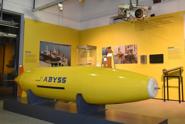 Das gelbe "Autonomous Underwater Vehicle" (AUV) ABYSS steuert in Tiefen zwischen 2000 und 6000 Metern selbstständig über den Meeresboden.