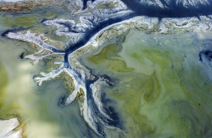 Luftbildaufnahme eines Abwasserbeckens der Phosphatdünger-Produktion in Bartow, Florida, USA. Foto: J Henry Fair