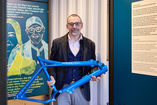 Jürgen Knopp, Einkaufsleiter von Hase Bikes, mit dem in Taiwan gefertigten Fahrradrahmen.
