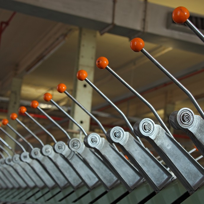 Detail einer Spinnmaschine im Textilwerk Bocholt (2011). Foto: Martin Holtappels (öffnet vergrößerte Bildansicht)