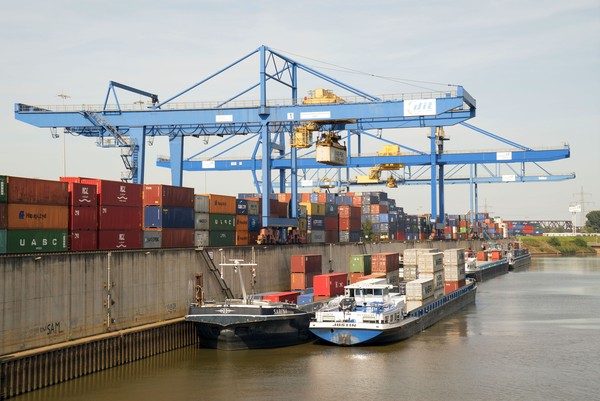 Verladen von Containern im Duisburger Hafen. Foto: Brigitte Kraemer