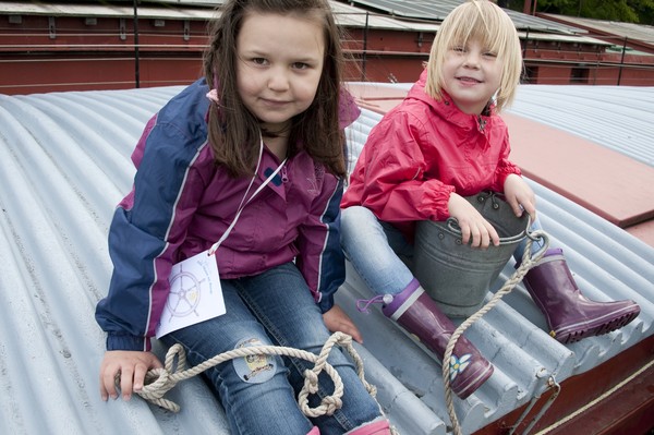 Zwei Mädchen sitzen auf dem Museumsschiff.