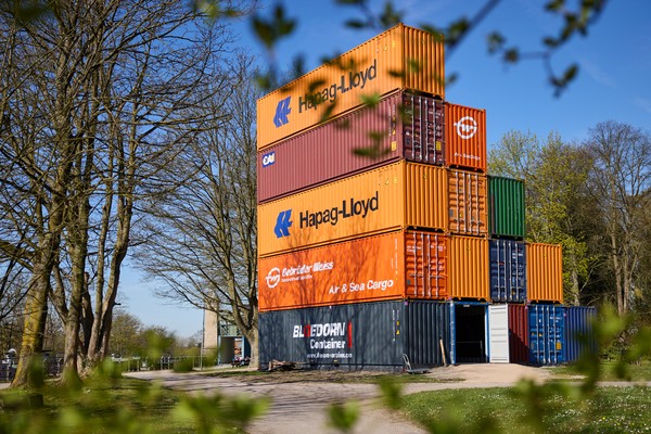 Fünfstöckiges Gebäude aus Containern am Oberwasser des Schiffshebewerks.