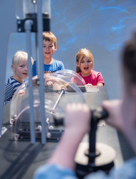 Drei Kinder in der Dauerausstellung.