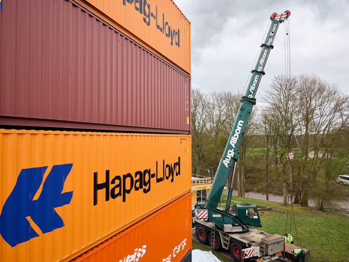 Blick vom Containerbau herab auf die Baustelle. (vergrößerte Bildansicht wird geöffnet)