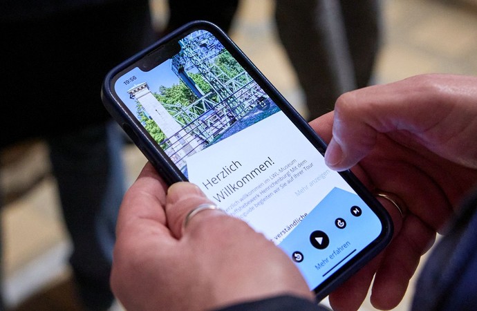 Blick auf ein Smartphone mit der geöffneten App des Schiffshebewerkes