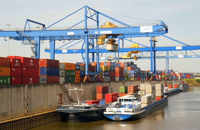 Verladung von Containern im Duisburger Hafen