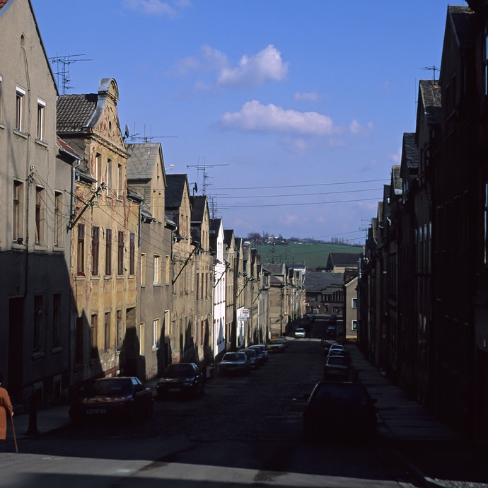 Mozartstraße mit grau-brauen Reihenhäusern (öffnet vergrößerte Bildansicht)