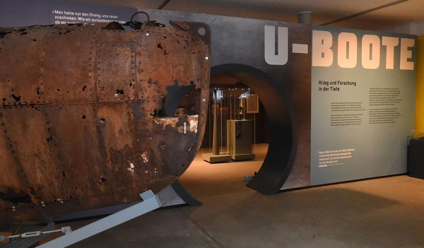 Blick in die Ausstellung: Hier steht der verrosteten Bug eines Klein-U-Boots vom Typ Seehund.