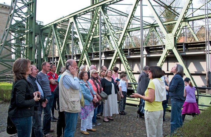 Führung mit Gebärdendolmetscher im Schiffshebewerk Henrichenburg.