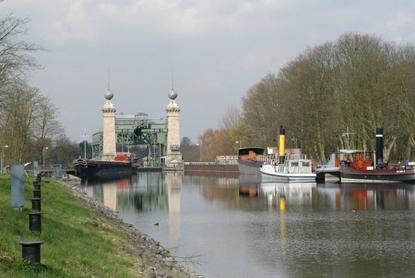 Blick auf den Kanal mit dem Schiffhebewerk am Horizont