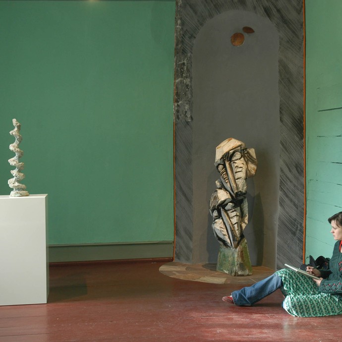Kunststudentin in der Ausstellung „Atelier. Industrie“ in der Glashütte Gernheim (2007). Foto: Annette Hudemann (öffnet vergrößerte Bildansicht)