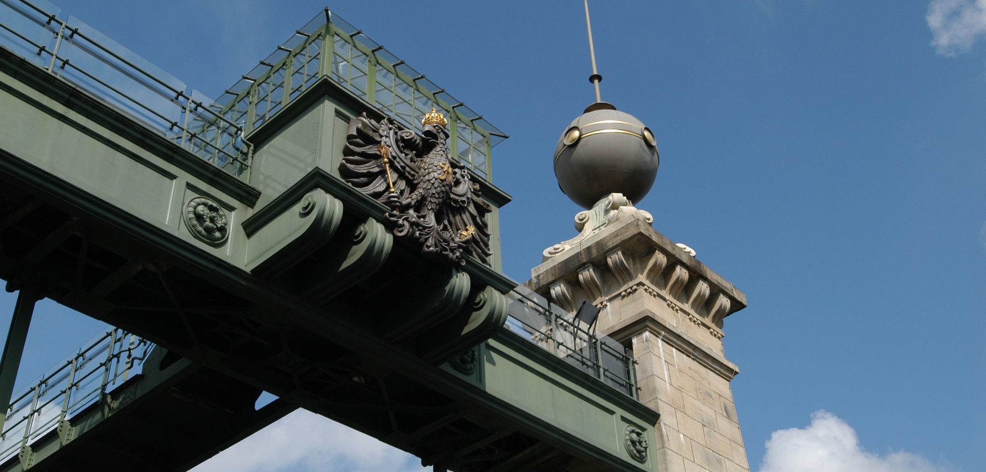 Oberturm und Wappen des Schiffshebwerk Henrichenburg.