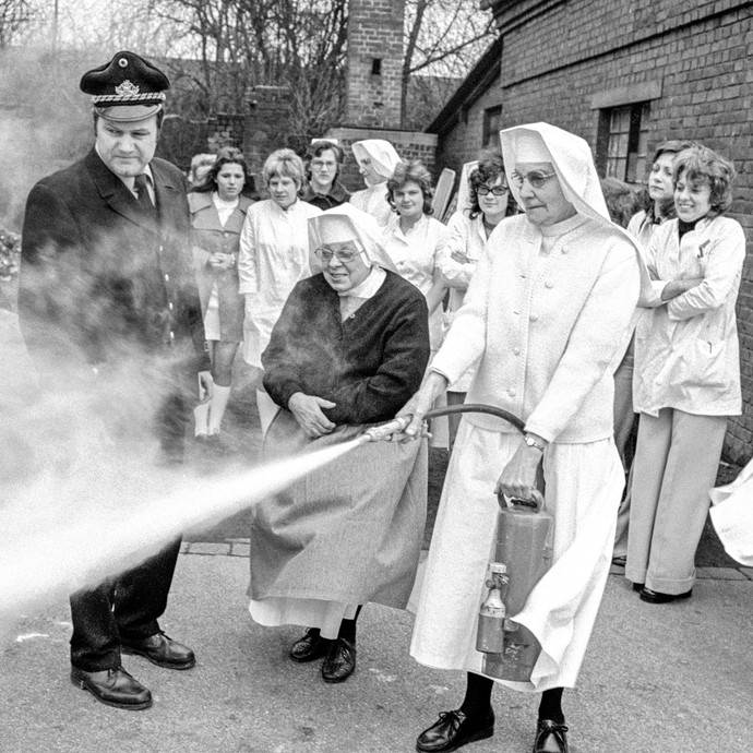 Nonne betätigt einen Feuerlöscher (öffnet vergrößerte Bildansicht)
