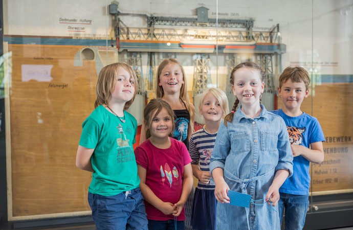 Kindergruppe vor einem Schiffshebewerk-Modell