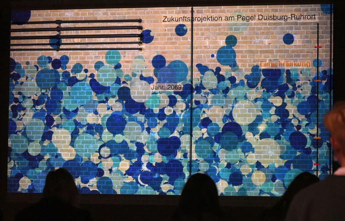 Installation Navigating through time