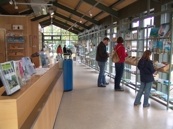 Besuchende im Museumsshop