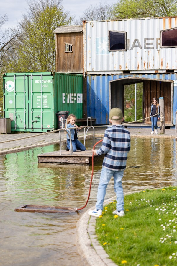 Kinder spielen auf dem Wasserspielplatz