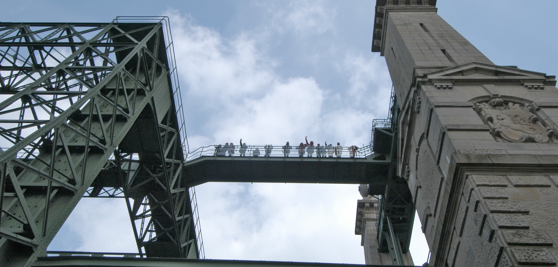 Menschen stehen auf dem Schiffshebewerk auf der Brücke zwischen den Türmen